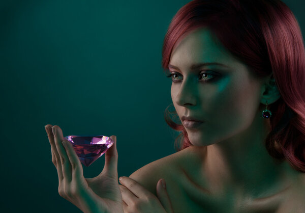 Портрет женщины с бриллиантом
