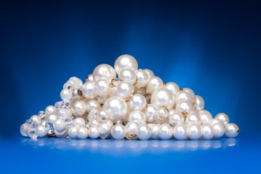 Shining pearls necklace clipart