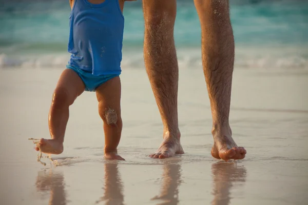 Die Beine von Vater und Kind — Stockfoto