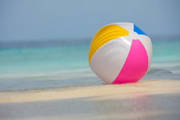 Ball on the beach — Stock Photo, Image