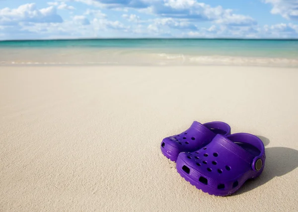 Stivali per bambini piccoli sulla sabbia della spiaggia — Foto Stock