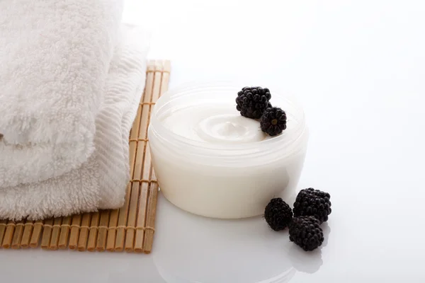 Beauty with blackberry cream — Stock Photo, Image