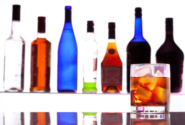 Alkol içki şişeleri arka planı ile — Stok fotoğraf