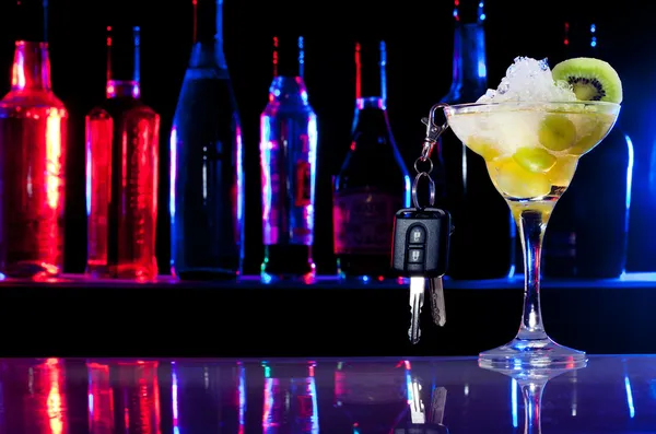 Non guidare dopo aver bevuto - le chiavi della macchina e il bicchiere da cocktail — Foto Stock