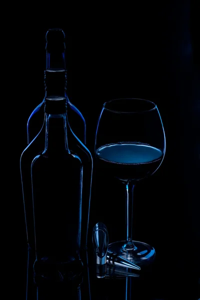 Silhueta de garrafas com copo de vinho — Fotografia de Stock