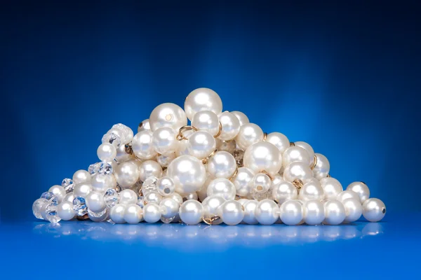 Collar de perlas brillantes — Foto de Stock