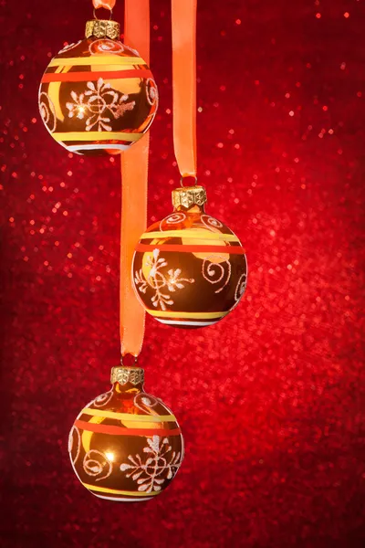 Tři vánoční koule na červené — Stock fotografie