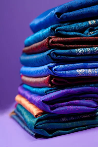 Pilha de tecido de seda — Fotografia de Stock