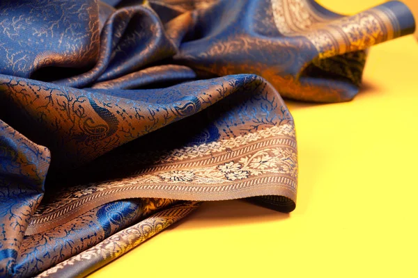 Красивая ткань с золотой подкладкой — стоковое фото