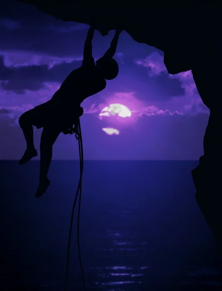 Rock climbing at night — Stock Photo, Image