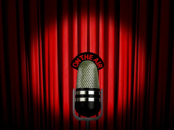 Microfone vintage no ar sobre cortina vermelha — Fotografia de Stock
