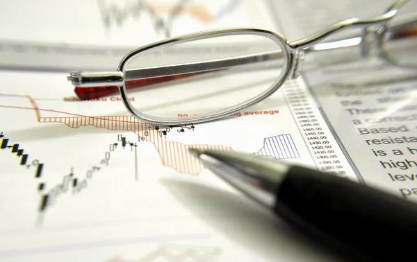 Óculos de olho e caneta em estatística financeira — Fotografia de Stock