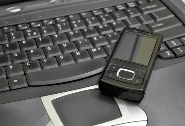 Ordenador portátil y teléfono móvil — Foto de Stock