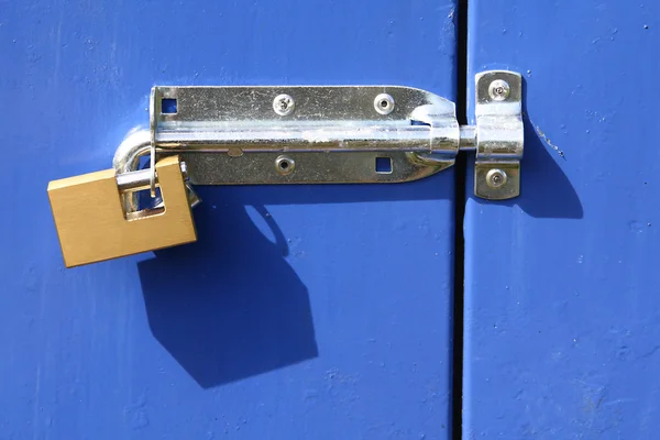 蓝门上的铜锁 — 图库照片