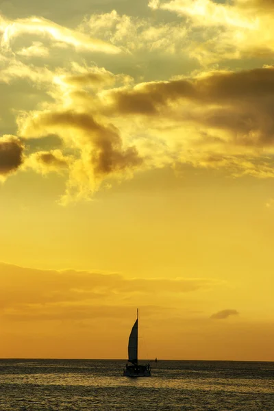 Barco à vela ao pôr-do-sol — Fotografia de Stock