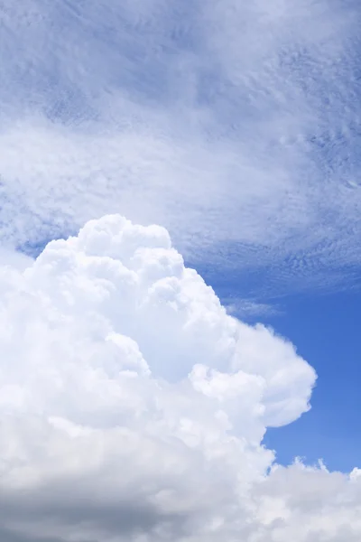 Nubes cúmulos y cirros en un cielo azul —  Fotos de Stock