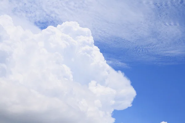 積雲および巻雲の雲の形成 — ストック写真