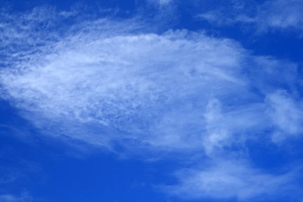 Nubes Cirrus en el cielo tropical azul —  Fotos de Stock