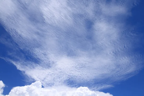 Delicados patrones de nubes de cirros en un cielo azul —  Fotos de Stock