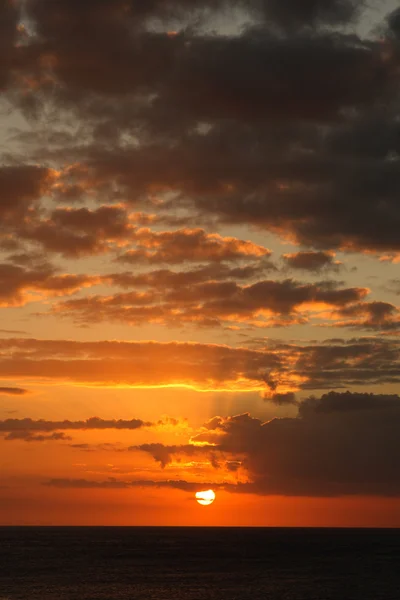 Sun setting over the ocean — Stock Photo, Image