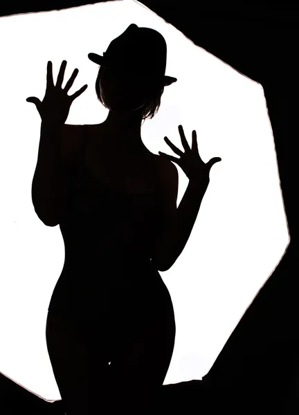 Silhouette elegante bella donna che balla — Foto Stock