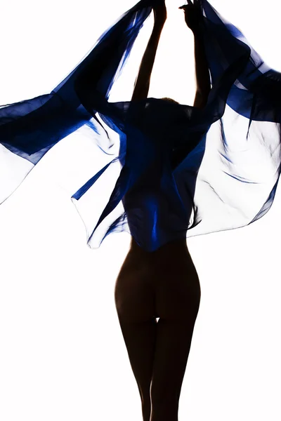 Kunst Akt mit blau fließendem Tuch auf weiß — Stockfoto