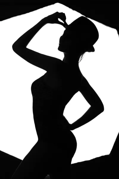 세련 된 실루엣 댄스 하는 아름 다운 여자 — 스톡 사진