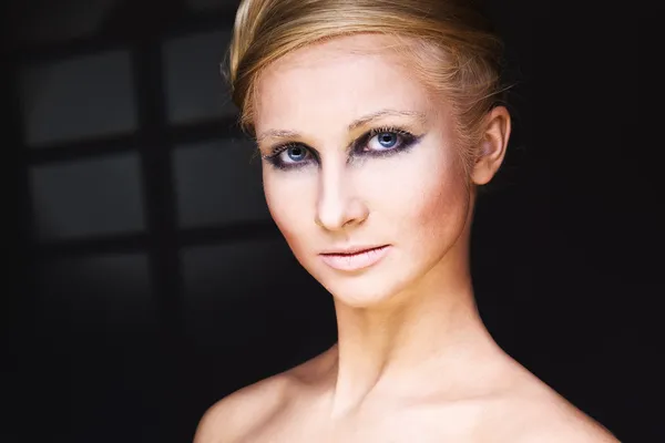 Glamour vrouw met helder make-up — Stockfoto