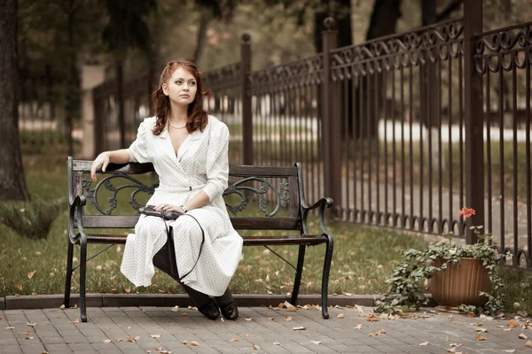 Rusovláska dívka v parku. — Stock fotografie