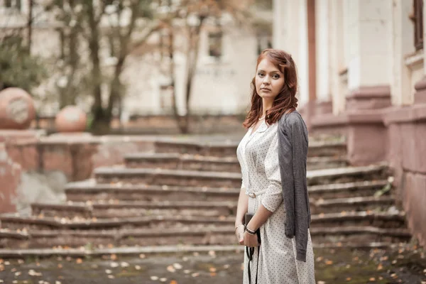 Ruiva menina no parque . — Fotografia de Stock