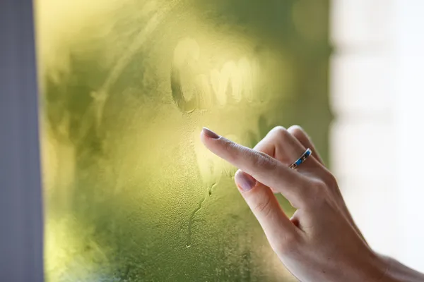 Uma mão escrevendo na janela — Fotografia de Stock
