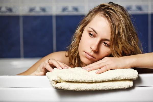 Mulher no banho deitado sobre a toalha — Fotografia de Stock
