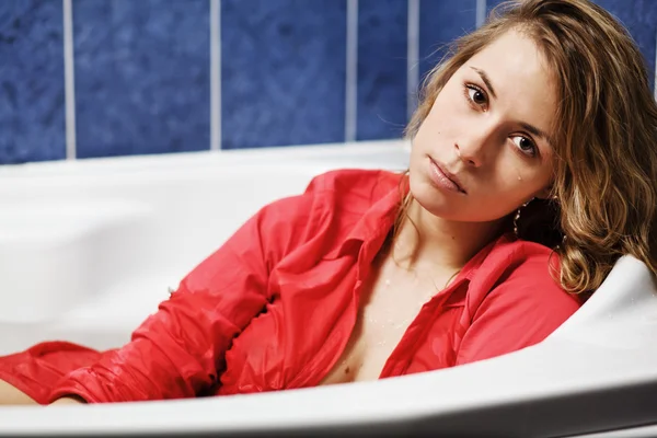 욕조에 있는 여자 — 스톡 사진