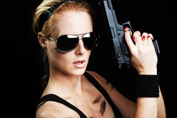Sexy mujer militar posando con arma — Foto de Stock