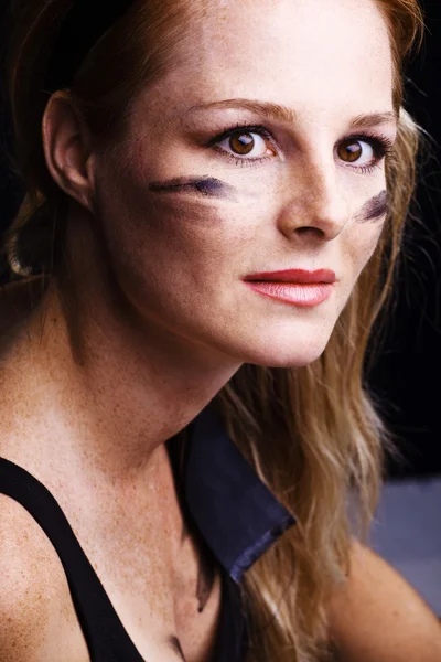 Voják žena s kamufláž na obličej — Stock fotografie