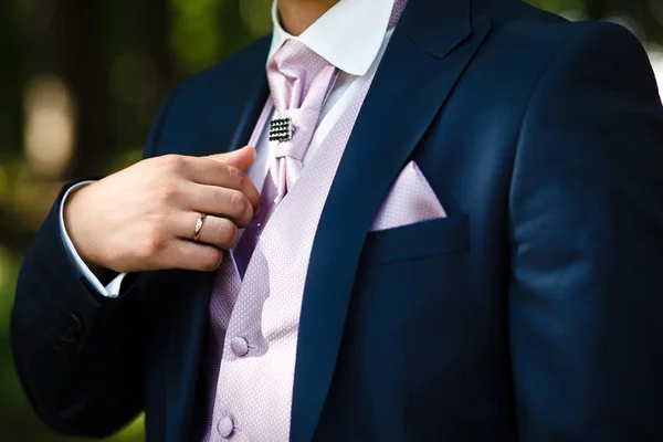 Novio establecer la corbata — Foto de Stock