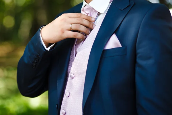 Brudgummen ange slips — Stockfoto