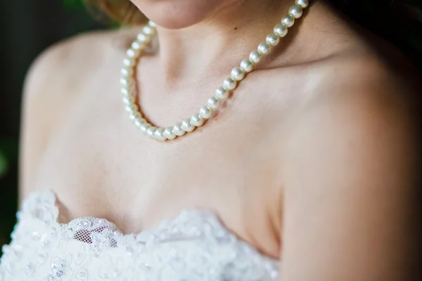 Украшение на шее молодой невесты — стоковое фото