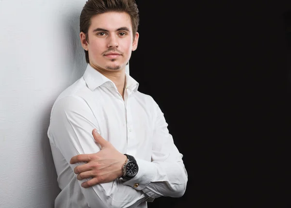 Giovane uomo d'affari in camicia bianca — Foto Stock