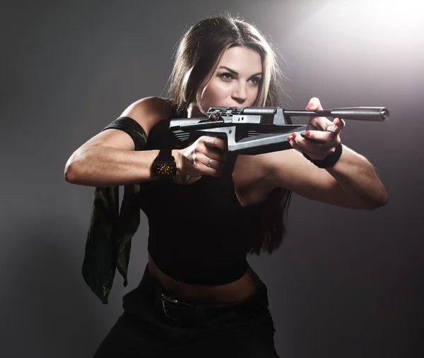 Sexy vrouw met geweer — Stockfoto