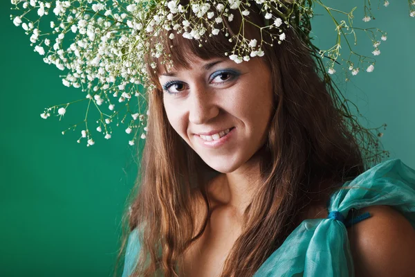 Femme glamour avec coiffure bouclée moderne et maquillage lumineux — Photo