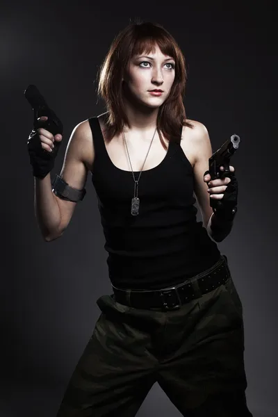 Vrouw bedrijf pistool — Stockfoto