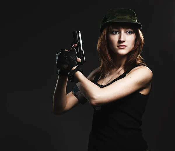 Sexy kobieta gospodarstwa pistolet — Zdjęcie stockowe
