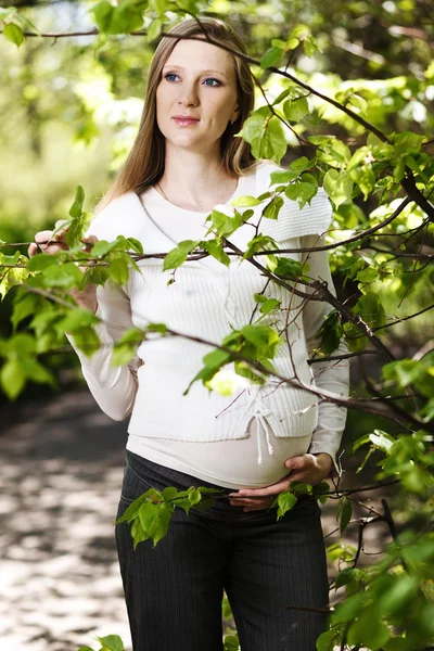 Χαλαρωτικό έγκυος γυναίκα στο πάρκο — Φωτογραφία Αρχείου