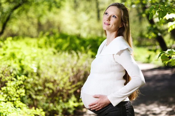 A park kellemes terhes nő — Stock Fotó