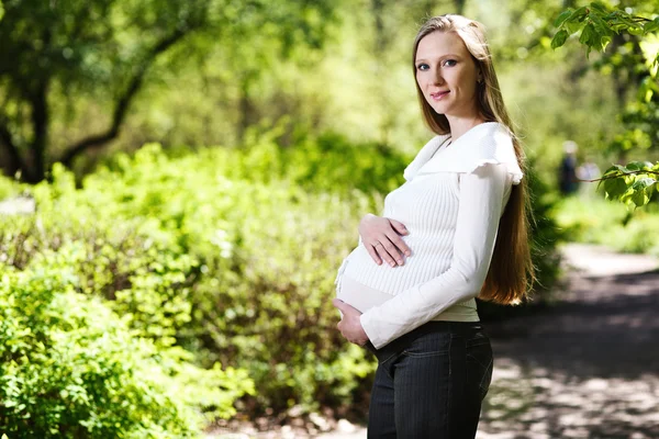 Schwangere entspannt im Park — Stockfoto