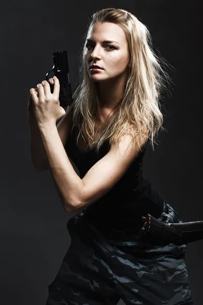 Mujer sosteniendo pistola — Foto de Stock