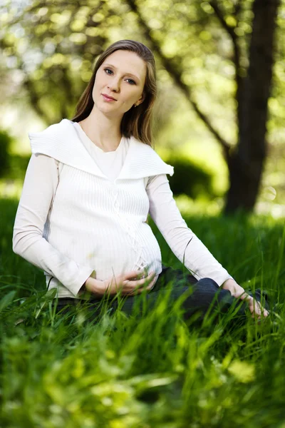 Schwangere entspannt im Park — Stockfoto