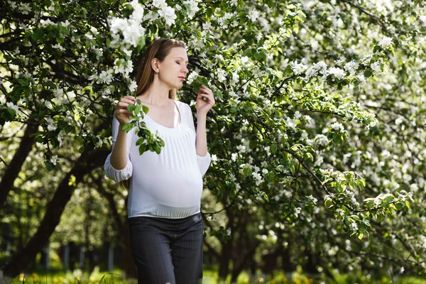 임신한 여자는 공원에서 휴식 — 스톡 사진