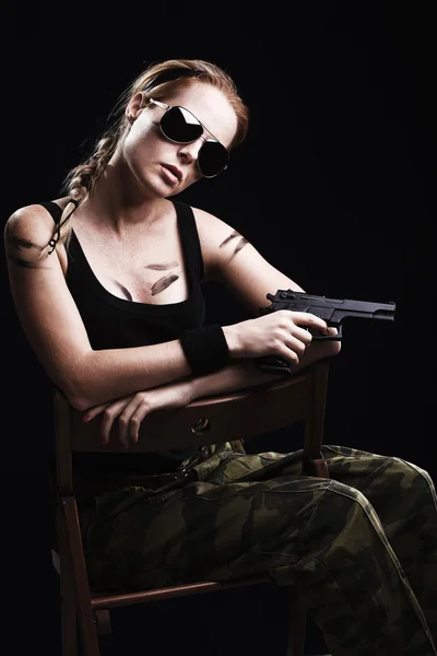 Sexy military woman posing with gun — Stock Photo, Image